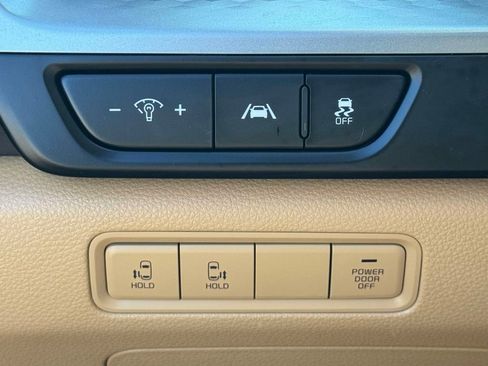 Used 2024 Kia Carnival LX FWD image 19