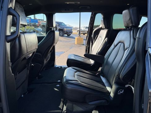Used 2025 Chrysler Pacifica Select image 14