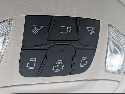 Used 2024 Chrysler Pacifica Touring-L FWD image 33