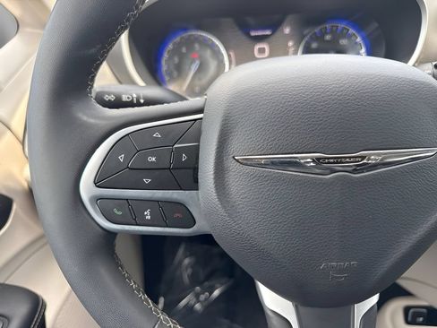 Used 2023 Chrysler Pacifica Touring-L FWD image 15