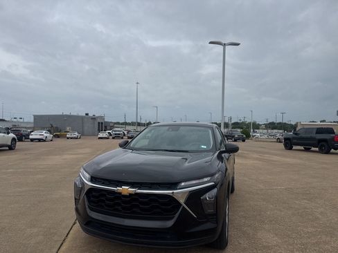 Used 2025 Chevrolet Trax LS image 5