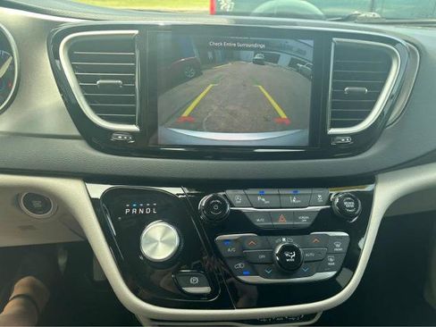 Used 2024 Chrysler Pacifica Touring-L FWD image 25