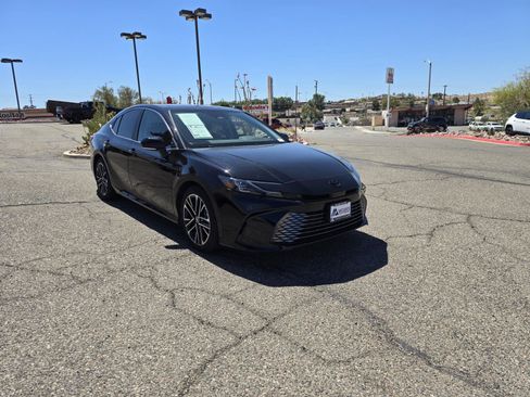Used 2025 Toyota Camry XLE FWD image 3