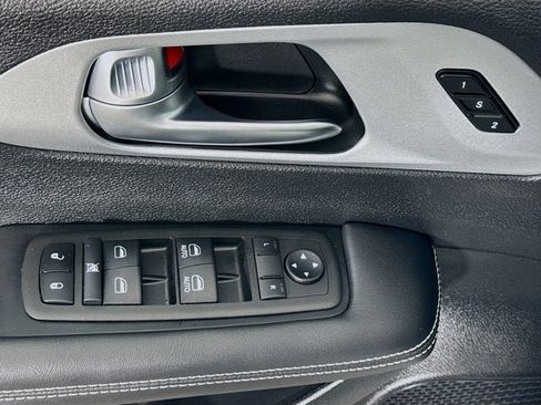 Used 2024 Chrysler Pacifica Touring-L w/ S Appearance Package image 17