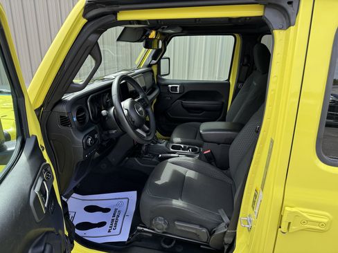 Used 2024 Jeep Wrangler Unlimited Rubicon 4xe AWD/4WD image 9