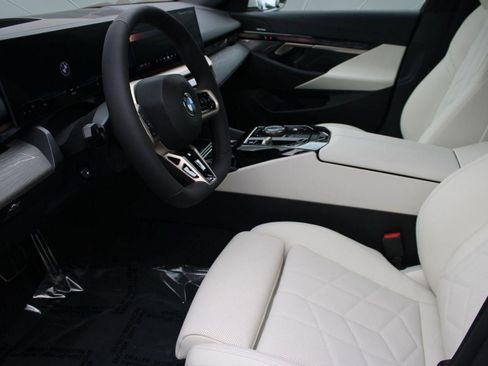 Used 2026 BMW 530i xDrive w/ M Sport Package AWD/4WD image 5