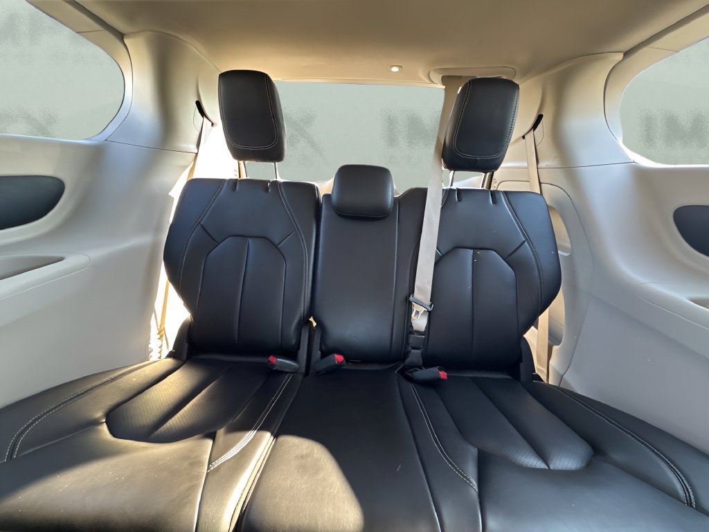 Used 2023 Chrysler Pacifica Touring-L FWD image 12