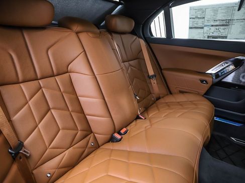 Used 2026 BMW 750e xDrive image 27