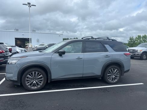 Used 2023 Nissan Pathfinder SL w/ SL Premium Package AWD/4WD image 3