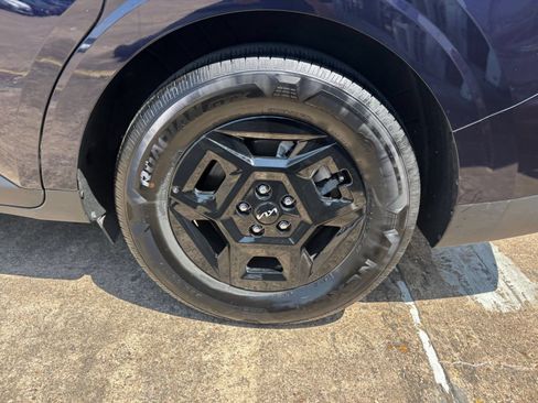 Used 2026 Kia Carnival FWD image 32