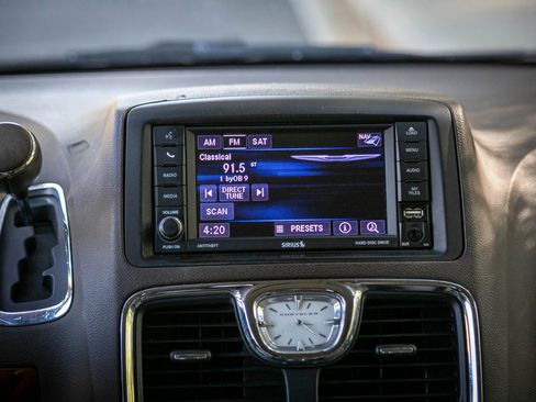 Used 2013 Chrysler Town & Country Touring-L w/ Driver Convenience Group FWD image 22