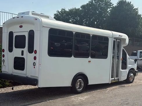 Used 2013 Chevrolet Express 4500 w/ Shuttle Bus Package RWD image 7