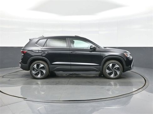 New 2026 Volkswagen Taos SE image 8