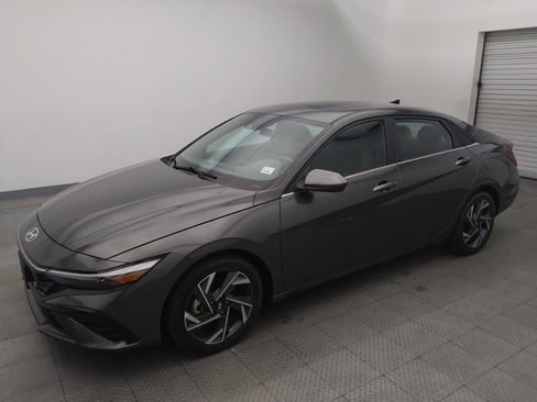Used 2025 Hyundai Elantra SEL FWD image 2