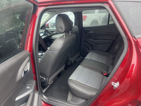 Used 2025 Chevrolet Trax LT w/ LT Convenience Package image 11