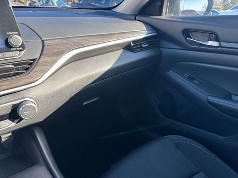 Used 2025 Nissan Altima 2.5 SV image 35