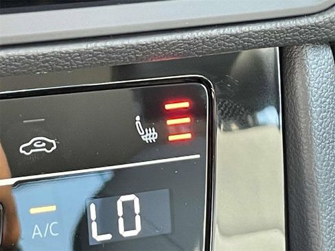 Used 2025 Volkswagen Jetta SE FWD image 27
