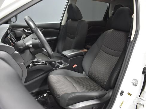Used 2017 Nissan Rogue SV w/ Sun & Sound Touring Package AWD/4WD image 5