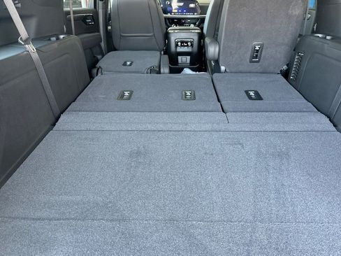 New 2025 Chevrolet Suburban Premier image 17