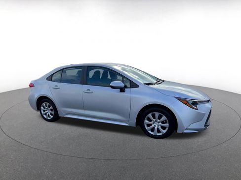 Used 2025 Toyota Corolla LE image 2