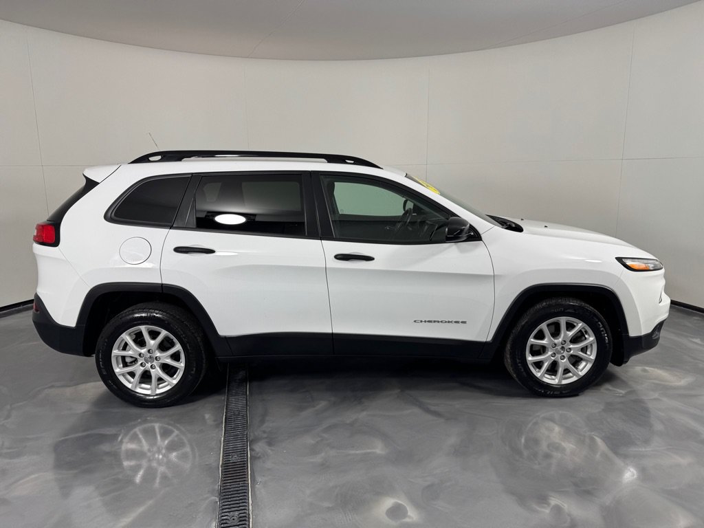 Used 2016 Jeep Cherokee Sport FWD image 4