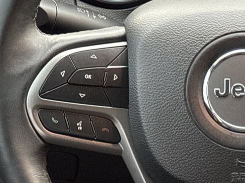 Used 2019 Jeep Cherokee Latitude Plus image 22