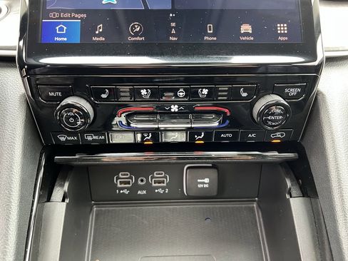 Used 2023 Jeep Grand Cherokee L Limited w/ Luxury Tech Group II image 6