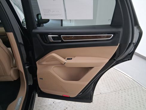 Used 2021 Porsche Cayenne image 30
