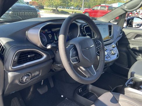 New 2026 Chrysler Pacifica Select AWD/4WD image 10