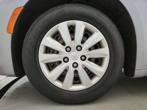 Used 2020 Chrysler Voyager L FWD image 28
