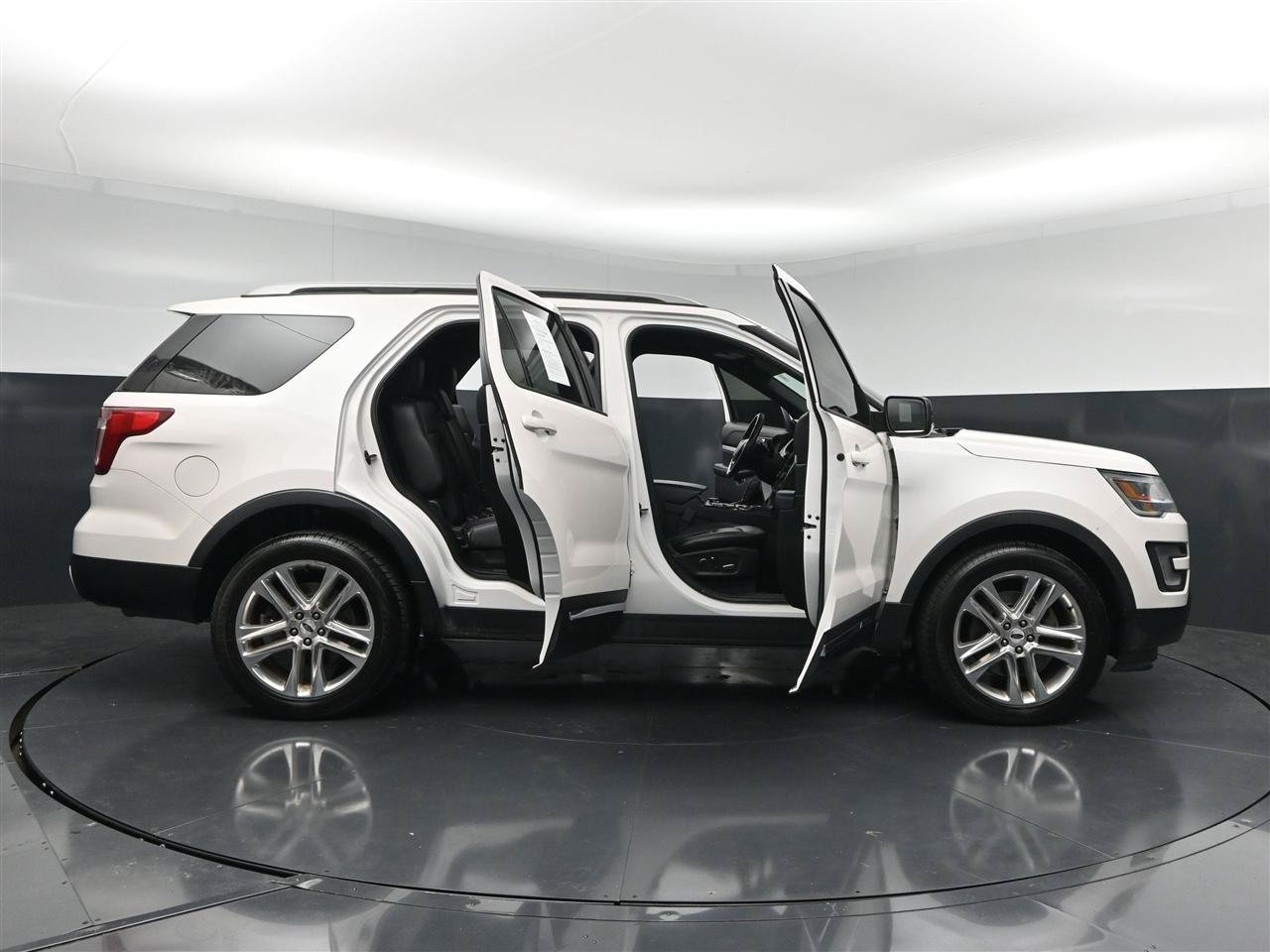 Used 2017 Ford Explorer XLT w/ Equipment Group 202A AWD/4WD image 39