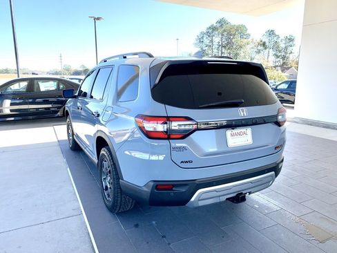 Used 2025 Honda Pilot TrailSport image 8
