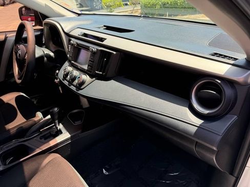 Used 2018 Toyota RAV4 LE FWD image 17