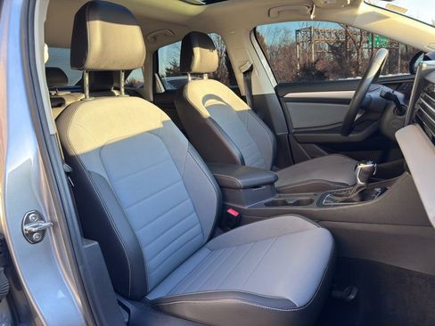 Used 2025 Volkswagen Jetta SE image 33