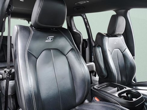 Used 2020 Chrysler Pacifica Touring-L AWD/4WD image 41