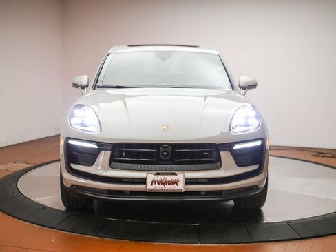 Certified 2026 Porsche Macan AWD/4WD image 4