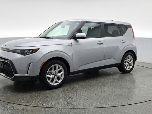 Used 2025 Kia Soul LX w/ LX Technology Package image 3