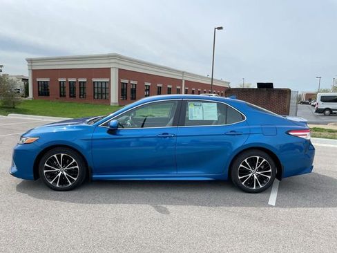 Used 2020 Toyota Camry SE image 2