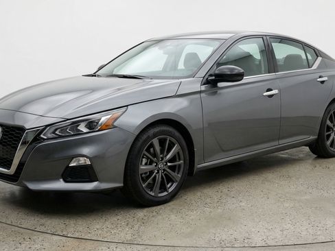 Used 2025 Nissan Altima 2.5 SV image 3