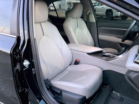 Used 2024 Toyota Camry SE image 9