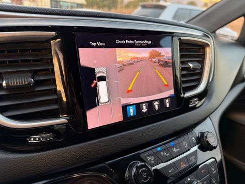 Used 2020 Chrysler Pacifica Touring-L w/ Advanced Safetytec Group image 19