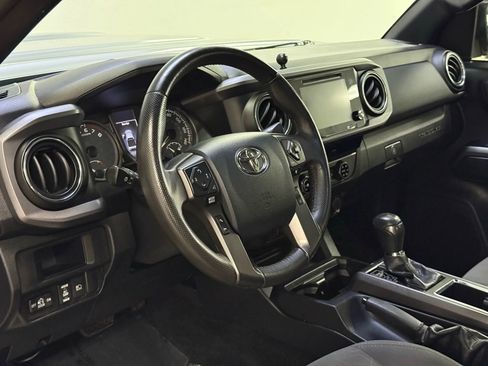 Used 2018 Toyota Tacoma TRD Sport image 10