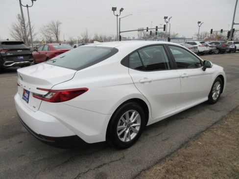 Used 2025 Toyota Camry LE image 5
