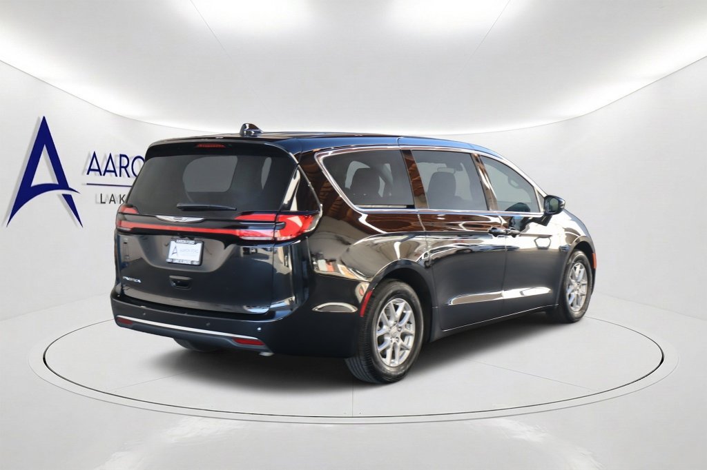 Used 2026 Chrysler Pacifica Select FWD image 4