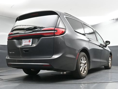 Used 2022 Chrysler Pacifica Touring-L image 25