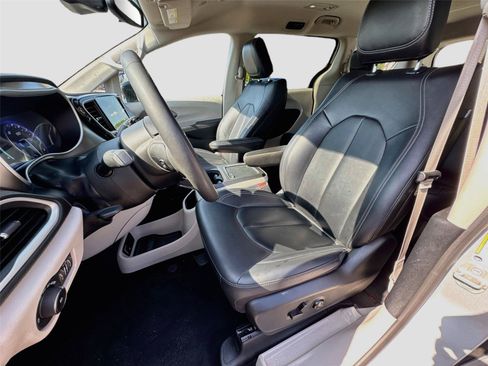 Used 2024 Chrysler Pacifica Touring-L FWD image 10