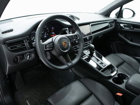 Certified 2025 Porsche Macan image 4