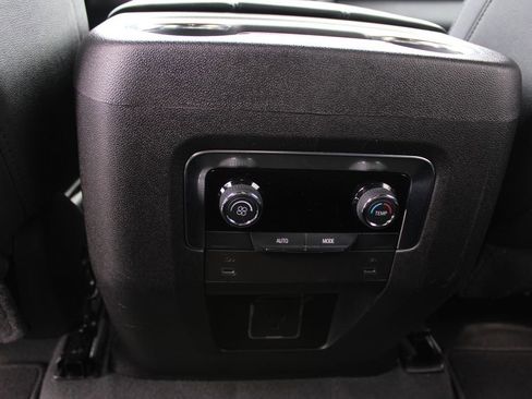 Used 2025 Chevrolet Suburban Z71 image 39