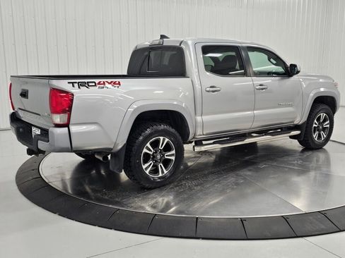 Used 2017 Toyota Tacoma TRD Sport w/ Tow Package (A/T) AWD/4WD image 5