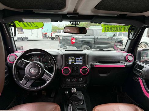 Used 2017 Jeep Wrangler Unlimited Sahara w/ Connectivity Group AWD/4WD image 6